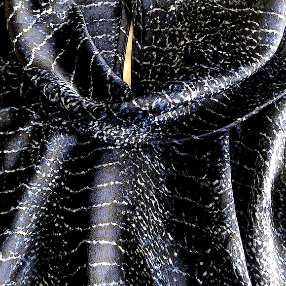 💙🤍Brand New Soft Halston Snake Patterns Blouse💙 - Picture 2 of 6